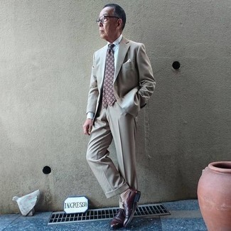 Braune Krawatte kombinieren – 500+ Herren Outfits: Entscheiden Sie sich für einen klassischen Stil in einem hellbeige Anzug und einer braunen Krawatte. Dunkelbraune Leder Oxford Schuhe leihen Originalität zu einem klassischen Look.