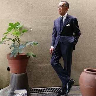60 Jährige: Schwarze Leder Oxford Schuhe kombinieren – 20 Elegante Herren Outfits warm Wetter: Tragen Sie einen dunkelblauen vertikal gestreiften Anzug und ein weißes Businesshemd für einen stilvollen, eleganten Look. Vervollständigen Sie Ihr Look mit schwarzen Leder Oxford Schuhen.