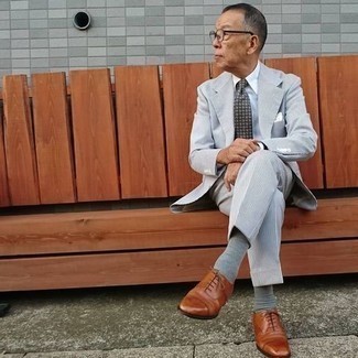 60 Jährige: Graue Socken kombinieren – 15 Elegante Herren Outfits warm Wetter: Kombinieren Sie einen grauen Anzug mit grauen Socken für einen bequemen Alltags-Look. Entscheiden Sie sich für rotbraunen Leder Oxford Schuhe, um Ihr Modebewusstsein zu zeigen.