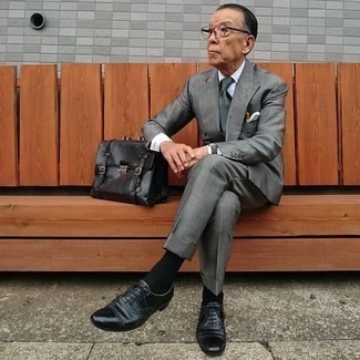 60 Jährige: Socken kombinieren – 305 Elegante Herren Outfits: Entscheiden Sie sich für einen grauen Anzug und Socken für ein sonntägliches Mittagessen mit Freunden. Komplettieren Sie Ihr Outfit mit schwarzen Leder Oxford Schuhen, um Ihr Modebewusstsein zu zeigen.