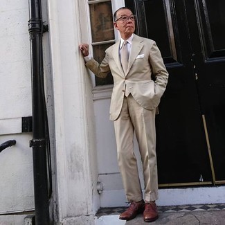 60 Jährige: Weißes und lila Einstecktuch kombinieren – 230 Herren Outfits: Kombinieren Sie einen hellbeige Anzug mit einem weißen und lila Einstecktuch für ein sonntägliches Mittagessen mit Freunden. Fühlen Sie sich mutig? Entscheiden Sie sich für braunen Leder Oxford Schuhe.