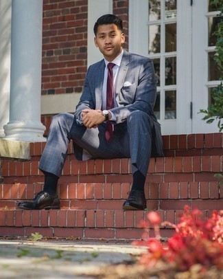 Dunkelrote Krawatte kombinieren – 500+ Elegante Herren Outfits warm Wetter: Kombinieren Sie einen grauen Anzug mit Karomuster mit einer dunkelroten Krawatte für eine klassischen und verfeinerte Silhouette. Wählen Sie die legere Option mit schwarzen Leder Oxford Schuhen.