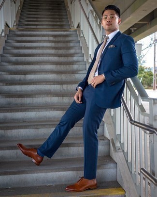 Hellbeige bedrucktes Einstecktuch kombinieren – 104 Elegante Herren Outfits: Vereinigen Sie einen dunkelblauen Anzug mit einem hellbeige bedruckten Einstecktuch für ein Alltagsoutfit, das Charakter und Persönlichkeit ausstrahlt. Machen Sie Ihr Outfit mit braunen Leder Oxford Schuhen eleganter.