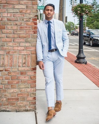 Blaue gepunktete Krawatte kombinieren – 466 Herren Outfits: Erwägen Sie das Tragen von einem hellblauen vertikal gestreiften Anzug aus Seersucker und einer blauen gepunkteten Krawatte für eine klassischen und verfeinerte Silhouette. Beige Wildleder Oxford Schuhe sind eine kluge Wahl, um dieses Outfit zu vervollständigen.