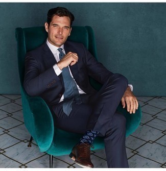 Dunkeltürkise Krawatte kombinieren – 500+ Herren Outfits: Vereinigen Sie einen dunkelblauen Anzug mit einer dunkeltürkisen Krawatte für einen stilvollen, eleganten Look. Wenn Sie nicht durch und durch formal auftreten möchten, wählen Sie braunen Leder Oxford Schuhe.