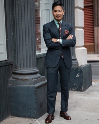 Dunkelbraune horizontal gestreifte Krawatte kombinieren – 172 Herren Outfits: Kombinieren Sie einen dunkelgrauen Anzug mit einer dunkelbraunen horizontal gestreiften Krawatte, um vor Klasse und Perfektion zu strotzen. Suchen Sie nach leichtem Schuhwerk? Entscheiden Sie sich für dunkelbraunen Leder Oxford Schuhe für den Tag.