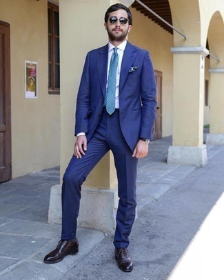 Weißes und dunkelblaues Einstecktuch kombinieren – 500+ Herren Outfits: Kombinieren Sie einen blauen Anzug mit einem weißen und dunkelblauen Einstecktuch, um mühelos alles zu meistern, was auch immer der Tag bringen mag. Wählen Sie dunkelbraunen Leder Oxford Schuhe, um Ihr Modebewusstsein zu zeigen.
