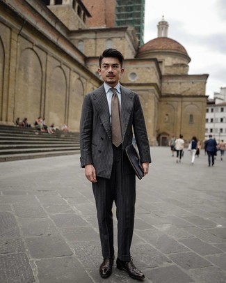 Braune Krawatte kombinieren – 500+ Herren Outfits: Kombinieren Sie einen dunkelgrauen vertikal gestreiften Anzug mit einer braunen Krawatte, um vor Klasse und Perfektion zu strotzen. Wenn Sie nicht durch und durch formal auftreten möchten, ergänzen Sie Ihr Outfit mit dunkelbraunen Leder Oxford Schuhen.