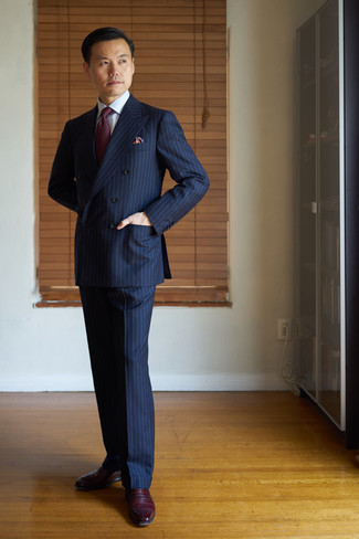 Rotes Einstecktuch kombinieren – 500+ Herren Outfits: Paaren Sie einen dunkelblauen vertikal gestreiften Anzug mit einem roten Einstecktuch für ein bequemes Outfit, das außerdem gut zusammen passt. Fühlen Sie sich mutig? Vervollständigen Sie Ihr Outfit mit dunkelroten Leder Oxford Schuhen.