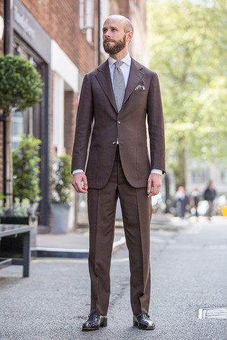 30 Jährige: Weiße Krawatte mit Karomuster kombinieren – 6 Herren Outfits: Entscheiden Sie sich für einen braunen Anzug und eine weiße Krawatte mit Karomuster, um vor Klasse und Perfektion zu strotzen. Warum kombinieren Sie Ihr Outfit für einen legereren Auftritt nicht mal mit dunkelbraunen Leder Oxford Schuhen?