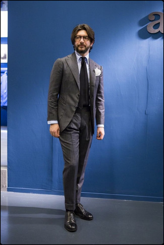 40 Jährige: Krawatte kombinieren – 500+ Herren Outfits warm Wetter: Entscheiden Sie sich für einen dunkelgrauen Anzug und eine Krawatte für eine klassischen und verfeinerte Silhouette. Suchen Sie nach leichtem Schuhwerk? Entscheiden Sie sich für schwarzen Leder Oxford Schuhe für den Tag.