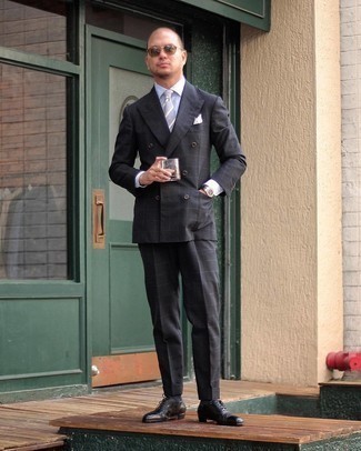 Wie schwarzen Anzug mit schwarzer Leder Oxford Schuhe zu kombinieren – 71 Herren Outfits warm Wetter: Entscheiden Sie sich für einen klassischen Stil in einem schwarzen Anzug und einem weißen Businesshemd. Dieses Outfit passt hervorragend zusammen mit schwarzen Leder Oxford Schuhen.
