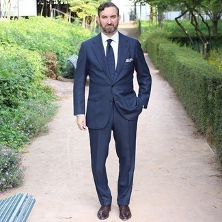40 Jährige: Dunkelblaue und weiße gepunktete Krawatte kombinieren – 13 Elegante Herren Outfits warm Wetter: Entscheiden Sie sich für einen dunkelblauen Anzug und eine dunkelblaue und weiße gepunktete Krawatte für eine klassischen und verfeinerte Silhouette. Suchen Sie nach leichtem Schuhwerk? Komplettieren Sie Ihr Outfit mit dunkelroten Leder Oxford Schuhen für den Tag.