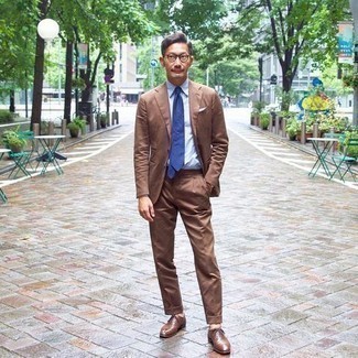 Welche Oxford Schuhe mit braunen Anzuges zu tragen – 101 Herren Outfits warm Wetter: Kombinieren Sie einen braunen Anzug mit einem hellblauen Businesshemd für eine klassischen und verfeinerte Silhouette. Oxford Schuhe sind eine kluge Wahl, um dieses Outfit zu vervollständigen.