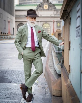 50 Jährige: Braunen Hut kombinieren – 18 Elegante Herren Outfits: Kombinieren Sie einen olivgrünen Anzug mit einem braunen Hut für ein großartiges Wochenend-Outfit. Fühlen Sie sich ideenreich? Ergänzen Sie Ihr Outfit mit dunkelbraunen Wildleder Oxford Schuhen.