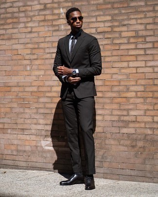 20 Jährige: Schwarze Business Schuhe kombinieren – 264 Elegante Herren Outfits: Kombinieren Sie einen schwarzen Anzug mit einem hellblauen Businesshemd für einen stilvollen, eleganten Look. Schwarze Business Schuhe sind eine großartige Wahl, um dieses Outfit zu vervollständigen.