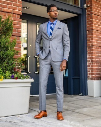 20 Jährige: Dunkelblaue Krawatte kombinieren – 262 Herren Outfits: Kombinieren Sie einen grauen Anzug mit einer dunkelblauen Krawatte, um vor Klasse und Perfektion zu strotzen. Suchen Sie nach leichtem Schuhwerk? Wählen Sie rotbraunen Leder Oxford Schuhe für den Tag.