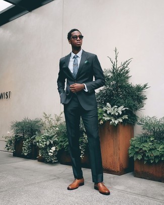 Dunkelgrünen Anzug kombinieren – 397 Herren Outfits: Entscheiden Sie sich für einen dunkelgrünen Anzug und ein weißes Businesshemd für einen stilvollen, eleganten Look. Rotbraune Leder Oxford Schuhe sind eine großartige Wahl, um dieses Outfit zu vervollständigen.