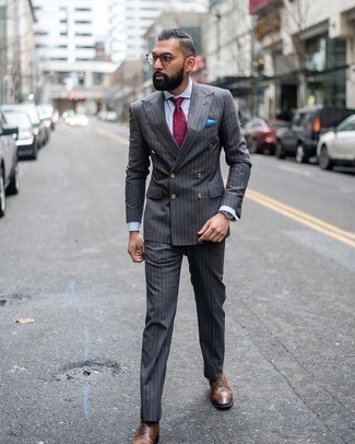 Rote und dunkelblaue horizontal gestreifte Krawatte kombinieren – 276 Herren Outfits: Kombinieren Sie einen dunkelgrauen vertikal gestreiften Anzug mit einer roten und dunkelblauen horizontal gestreiften Krawatte für einen stilvollen, eleganten Look. Braune Leder Oxford Schuhe sind eine perfekte Wahl, um dieses Outfit zu vervollständigen.