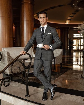 Dunkelblaue Lederuhr kombinieren – 104 Elegante Herren Outfits: Erwägen Sie das Tragen von einem dunkelgrauen Anzug mit Schottenmuster und einer dunkelblauen Lederuhr, um einen lockeren, aber dennoch stylischen Look zu erhalten. Fühlen Sie sich ideenreich? Entscheiden Sie sich für schwarzen Leder Oxford Schuhe.