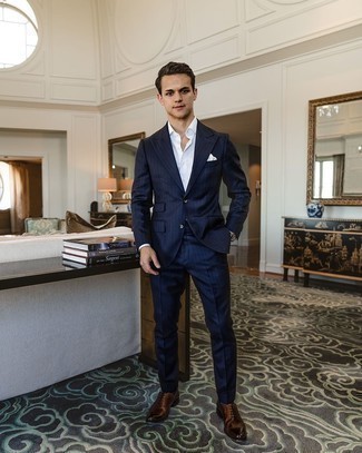 Dunkelbraune Leder Oxford Schuhe kombinieren – 500+ Herren Outfits: Erwägen Sie das Tragen von einem dunkelblauen vertikal gestreiften Anzug und einem weißen Businesshemd für einen stilvollen, eleganten Look. Dieses Outfit passt hervorragend zusammen mit dunkelbraunen Leder Oxford Schuhen.