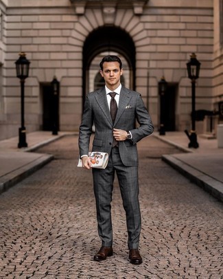 30 Jährige: Wie grauen Anzug mit Schottenmuster mit weißen Businesshemdes zu kombinieren – 106 Elegante Herren Outfits warm Wetter: Kombinieren Sie einen grauen Anzug mit Schottenmuster mit einem weißen Businesshemd für einen stilvollen, eleganten Look. Ergänzen Sie Ihr Look mit dunkelbraunen Leder Oxford Schuhen.