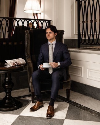 Rotbraune Leder Oxford Schuhe kombinieren – 500+ Herren Outfits warm Wetter: Kombinieren Sie einen dunkelblauen Anzug mit einem grauen Businesshemd für einen stilvollen, eleganten Look. Rotbraune Leder Oxford Schuhe sind eine großartige Wahl, um dieses Outfit zu vervollständigen.