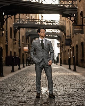 Dunkelgrüne Krawatte kombinieren – 845+ Herren Outfits: Kombinieren Sie einen grauen vertikal gestreiften Anzug mit einer dunkelgrünen Krawatte für eine klassischen und verfeinerte Silhouette. Suchen Sie nach leichtem Schuhwerk? Entscheiden Sie sich für dunkelbraunen Leder Oxford Schuhe für den Tag.