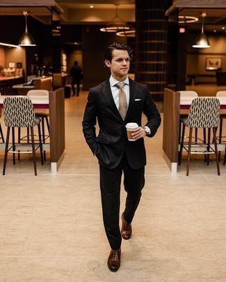 Braune Oxford Schuhe kombinieren – 500+ Sommer Herren Outfits: Kombinieren Sie einen schwarzen Anzug mit einem weißen Businesshemd für eine klassischen und verfeinerte Silhouette. Braune Oxford Schuhe sind eine perfekte Wahl, um dieses Outfit zu vervollständigen. Ein perfektes Outfit für den Sommer, oder?