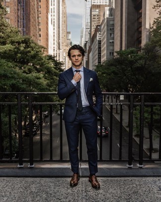 Braune Oxford Schuhe kombinieren – 500+ Sommer Herren Outfits: Geben Sie den bestmöglichen Look ab in einem dunkelblauen Anzug und einem hellblauen Businesshemd. Dieses Outfit passt hervorragend zusammen mit braunen Oxford Schuhen. Dieser Look  ist für den Sommer einfach super.