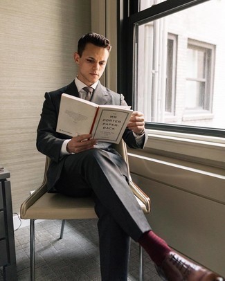 30 Jährige: Braune Krawatte kombinieren – 500+ Herren Outfits warm Wetter: Kombinieren Sie einen dunkelgrauen Anzug mit einer braunen Krawatte für eine klassischen und verfeinerte Silhouette. Wenn Sie nicht durch und durch formal auftreten möchten, entscheiden Sie sich für braunen Leder Oxford Schuhe.