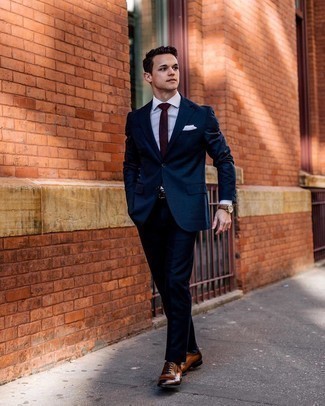 Rote Krawatte mit Karomuster kombinieren – 18 Herren Outfits: Vereinigen Sie einen dunkelblauen Anzug mit einer roten Krawatte mit Karomuster für eine klassischen und verfeinerte Silhouette. Fühlen Sie sich mutig? Wählen Sie braunen Leder Oxford Schuhe.