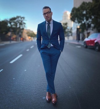 Dunkelgrüne Krawatte mit Paisley-Muster kombinieren – 25 Sommer Herren Outfits: Entscheiden Sie sich für einen klassischen Stil in einem blauen Anzug und einer dunkelgrünen Krawatte mit Paisley-Muster. Wählen Sie die legere Option mit braunen Leder Oxford Schuhen. So einfach kann ein stylischer Sommer-Look sein.