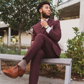 Beige Socken kombinieren – 224 Sommer Herren Outfits: Entscheiden Sie sich für einen dunkelroten Anzug und beige Socken für ein Alltagsoutfit, das Charakter und Persönlichkeit ausstrahlt. Setzen Sie bei den Schuhen auf die klassische Variante mit rotbraunen Leder Oxford Schuhen. Der Look ist ja mega für den Sommer.