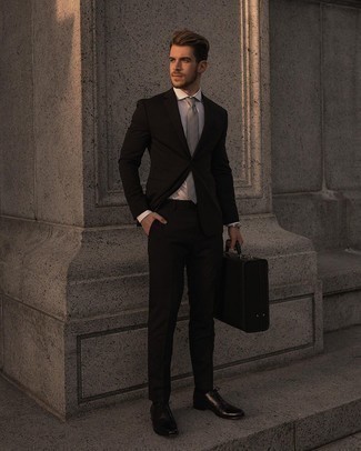 Welche Businesshemden mit schwarzen Anzuges zu tragen – 500+ Herren Outfits: Kombinieren Sie einen schwarzen Anzug mit einem Businesshemd für einen stilvollen, eleganten Look. Dieses Outfit passt hervorragend zusammen mit schwarzen Leder Oxford Schuhen.