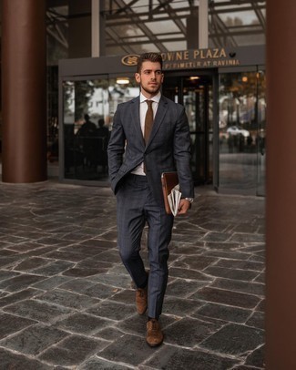 Grauen Anzug mit Schottenmuster kombinieren – 368 Herren Outfits: Etwas Einfaches wie die Wahl von einem grauen Anzug mit Schottenmuster und einem weißen Businesshemd kann Sie von der Menge abheben. Braune Wildleder Oxford Schuhe sind eine großartige Wahl, um dieses Outfit zu vervollständigen.