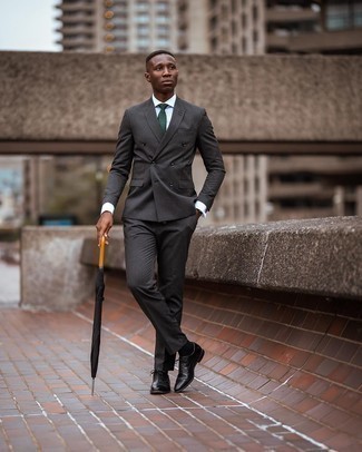 Dunkelgrüne Krawatte kombinieren – 845+ Herren Outfits: Kombinieren Sie einen dunkelgrauen vertikal gestreiften Anzug mit einer dunkelgrünen Krawatte, um vor Klasse und Perfektion zu strotzen. Schwarze Leder Oxford Schuhe verleihen einem klassischen Look eine neue Dimension.
