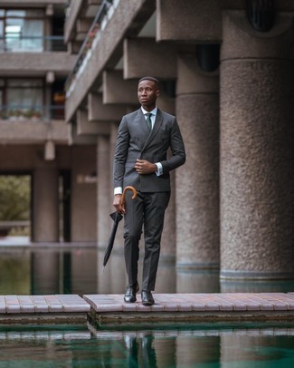 Dunkeltürkise Krawatte kombinieren – 500+ Herren Outfits: Kombinieren Sie einen dunkelgrauen vertikal gestreiften Anzug mit einer dunkeltürkisen Krawatte für eine klassischen und verfeinerte Silhouette. Fühlen Sie sich mutig? Entscheiden Sie sich für schwarzen Leder Oxford Schuhe.