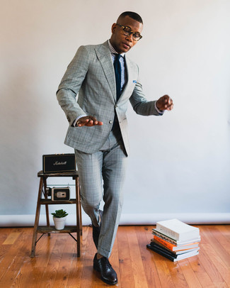 Dunkelblaue Strick Krawatte kombinieren – 236 Herren Outfits warm Wetter: Vereinigen Sie einen grauen Anzug mit Schottenmuster mit einer dunkelblauen Strick Krawatte für eine klassischen und verfeinerte Silhouette. Ergänzen Sie Ihr Look mit schwarzen Leder Oxford Schuhen.