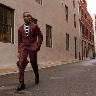 20 Jährige: Graues Hemd kombinieren – 33 Elegante Herren Outfits: Etwas Einfaches wie die Wahl von einem grauen Hemd und einem rotbraunen Anzug kann Sie von der Menge abheben. Wählen Sie dunkelbraunen Leder Oxford Schuhe, um Ihr Modebewusstsein zu zeigen.