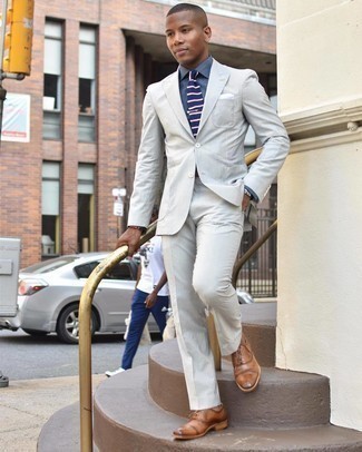 Dunkelblaue horizontal gestreifte Krawatte kombinieren – 500+ Herren Outfits: Entscheiden Sie sich für einen grauen Anzug und eine dunkelblaue horizontal gestreifte Krawatte für einen stilvollen, eleganten Look. Wenn Sie nicht durch und durch formal auftreten möchten, entscheiden Sie sich für beige Leder Oxford Schuhe.