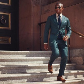 Blaue Strick Krawatte kombinieren – 248 Herren Outfits: Entscheiden Sie sich für einen dunkelgrünen Anzug und eine blaue Strick Krawatte für eine klassischen und verfeinerte Silhouette. Machen Sie diese Aufmachung leger mit braunen Leder Oxford Schuhen.