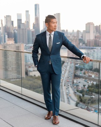 Graue Krawatte kombinieren – 500+ Herren Outfits: Tragen Sie einen dunkelblauen Anzug und eine graue Krawatte für einen stilvollen, eleganten Look. Wenn Sie nicht durch und durch formal auftreten möchten, komplettieren Sie Ihr Outfit mit braunen Leder Oxford Schuhen.