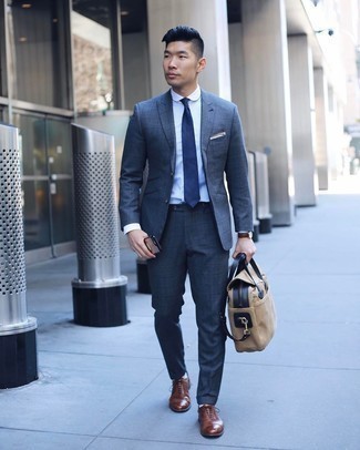 Welche Anzüge mit dunkelbrauner Oxford Schuhe zu tragen – 500+ Herren Outfits: Tragen Sie einen Anzug und ein hellblaues vertikal gestreiftes Businesshemd für einen stilvollen, eleganten Look. Dunkelbraune Oxford Schuhe sind eine ideale Wahl, um dieses Outfit zu vervollständigen.