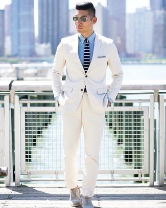weißer Anzug, hellblaues Businesshemd, graue Wildleder Oxford Schuhe, dunkelblaue und weiße horizontal gestreifte Krawatte für Herren