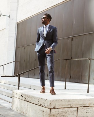 Weiße und schwarze Krawatte mit Vichy-Muster kombinieren – 13 Herren Outfits: Erwägen Sie das Tragen von einem dunkelblauen Anzug und einer weißen und schwarzen Krawatte mit Vichy-Muster für eine klassischen und verfeinerte Silhouette. Wenn Sie nicht durch und durch formal auftreten möchten, entscheiden Sie sich für braunen Leder Oxford Schuhe.