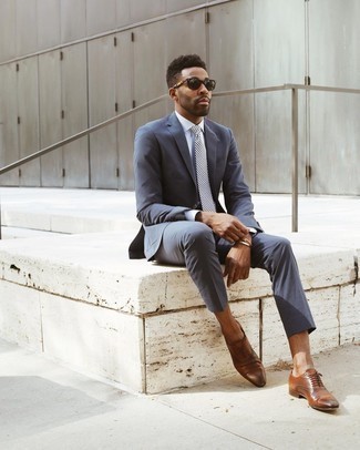 Braune Leder Oxford Schuhe kombinieren – 500+ Sommer Herren Outfits: Erwägen Sie das Tragen von einem dunkelblauen Anzug und einem weißen Businesshemd, um vor Klasse und Perfektion zu strotzen. Braune Leder Oxford Schuhe sind eine kluge Wahl, um dieses Outfit zu vervollständigen. Schon haben wir ein stylisches Outfit im Sommer.