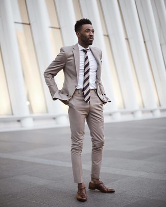 Beige Krawatte kombinieren – 322 Elegante Herren Outfits: Kombinieren Sie einen hellbeige Anzug mit einer beige Krawatte für eine klassischen und verfeinerte Silhouette. Machen Sie diese Aufmachung leger mit braunen Leder Oxford Schuhen.