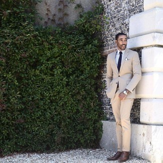 Weißes und dunkelblaues Einstecktuch kombinieren – 500+ Sommer Herren Outfits: Kombinieren Sie einen hellbeige Anzug mit einem weißen und dunkelblauen Einstecktuch, um mühelos alles zu meistern, was auch immer der Tag bringen mag. Fühlen Sie sich mutig? Vervollständigen Sie Ihr Outfit mit braunen Leder Oxford Schuhen. Was für eine geniale Sommer-Look Idee!
