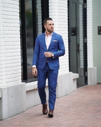 Dunkelbraune Leder Oxford Schuhe kombinieren – 500+ Herren Outfits warm Wetter: Kombinieren Sie einen blauen Anzug mit einem rosa Businesshemd für eine klassischen und verfeinerte Silhouette. Dunkelbraune Leder Oxford Schuhe sind eine gute Wahl, um dieses Outfit zu vervollständigen.